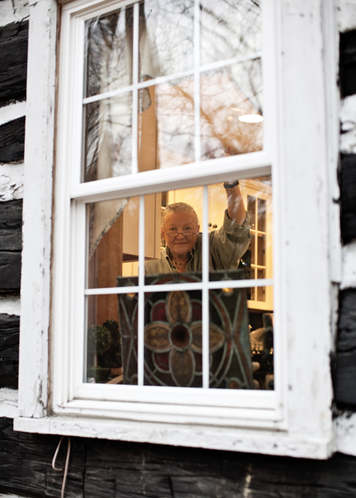 KarenWise_Kentucky_RitaWavinginKitchen