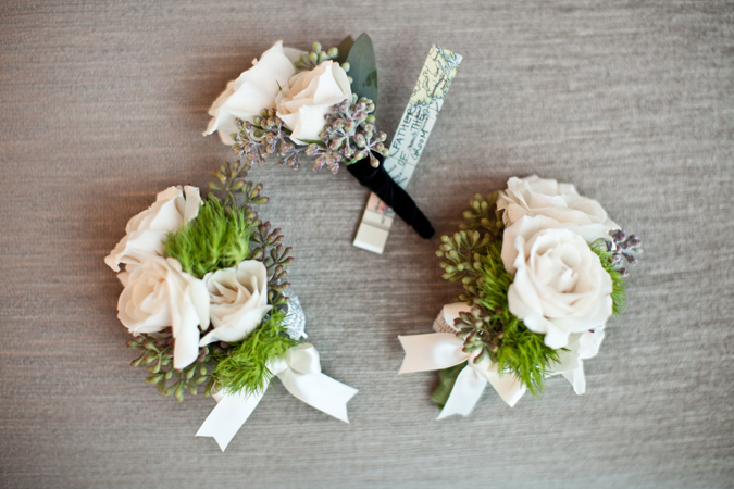 KarenWise_modern-winter-per-se-wedding-boutonnieres